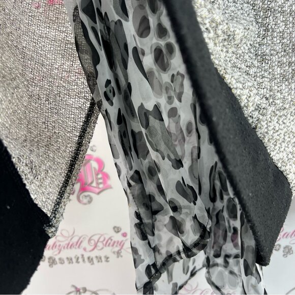 Adikto Long sleeve cheetah leopard print animal Black and Gray Patterned Top - Picture 8 of 12